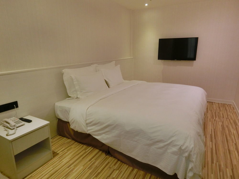 Wemeet Hotel Pingtung Exterior foto
